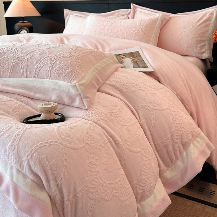 91家纺网 家纺一手货源 找家纺 （总）绘萱家居 2025新品热款高密消光双拼边雕花牛奶绒四件套拼角纯色