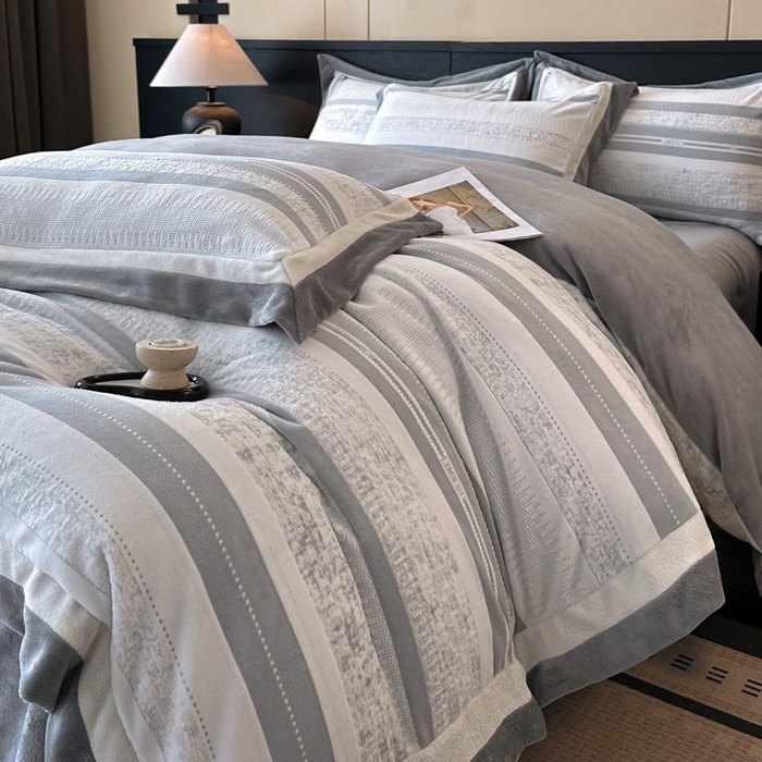 91家纺网 家纺一手货源 找家纺 （总）绘萱家居 2025新品热款高密消光双拼边雕花牛奶绒四件套拼角纯色