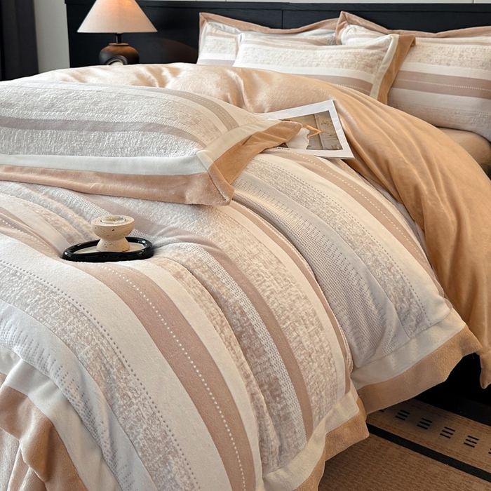 91家纺网 家纺一手货源 找家纺 （总）绘萱家居 2025新品热款高密消光双拼边雕花牛奶绒四件套拼角纯色