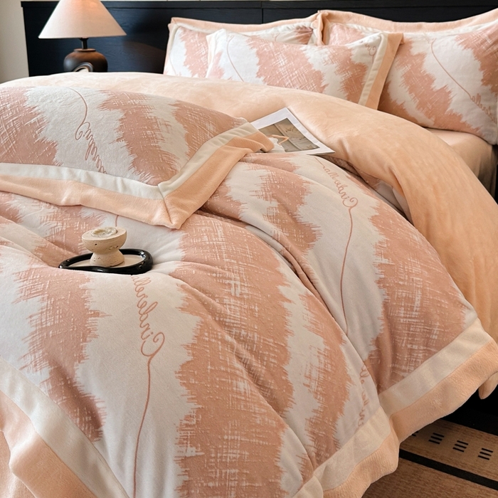 91家纺网 家纺一手货源 找家纺 （总）绘萱家居 2025新品热款高密消光双拼边雕花牛奶绒四件套拼角纯色