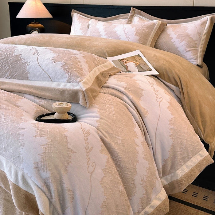 91家纺网 家纺一手货源 找家纺 （总）绘萱家居 2025新品热款高密消光双拼边雕花牛奶绒四件套拼角纯色