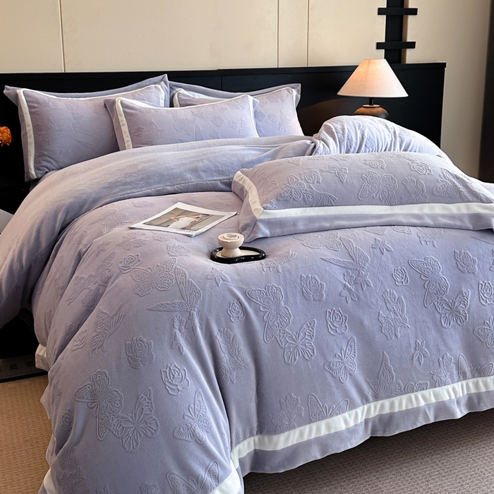 91家纺网 家纺一手货源 找家纺 绘萱家居 2025新品热款高密消光双拼边雕花牛奶绒四件套拼角纯色 漫花蝶舞-灰紫