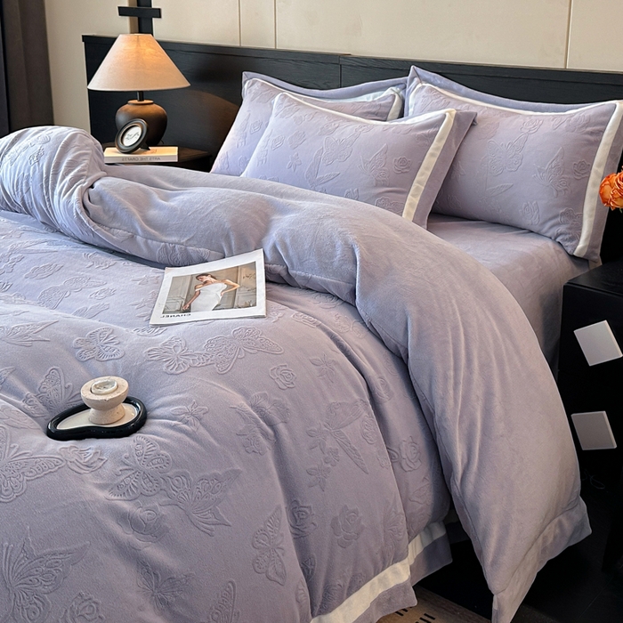 91家纺网 家纺一手货源 找家纺 绘萱家居 2025新品热款高密消光双拼边雕花牛奶绒四件套拼角纯色 漫花蝶舞-灰紫