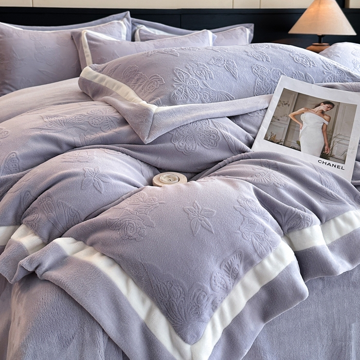 91家纺网 家纺一手货源 找家纺 绘萱家居 2025新品热款高密消光双拼边雕花牛奶绒四件套拼角纯色 漫花蝶舞-灰紫