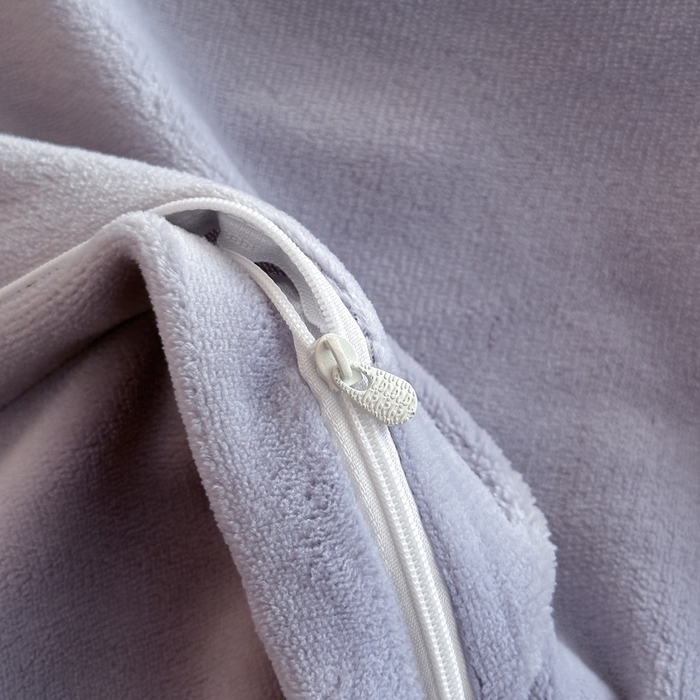 91家纺网 家纺一手货源 找家纺 绘萱家居 2025新品热款高密消光双拼边雕花牛奶绒四件套拼角纯色 漫花蝶舞-灰紫