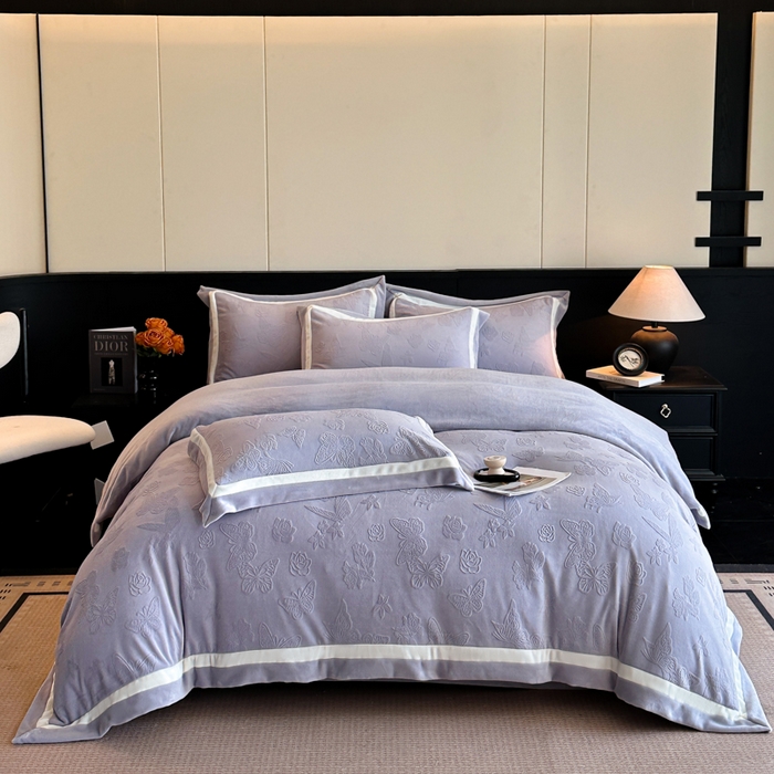 91家纺网 家纺一手货源 找家纺 绘萱家居 2025新品热款高密消光双拼边雕花牛奶绒四件套拼角纯色 漫花蝶舞-灰紫