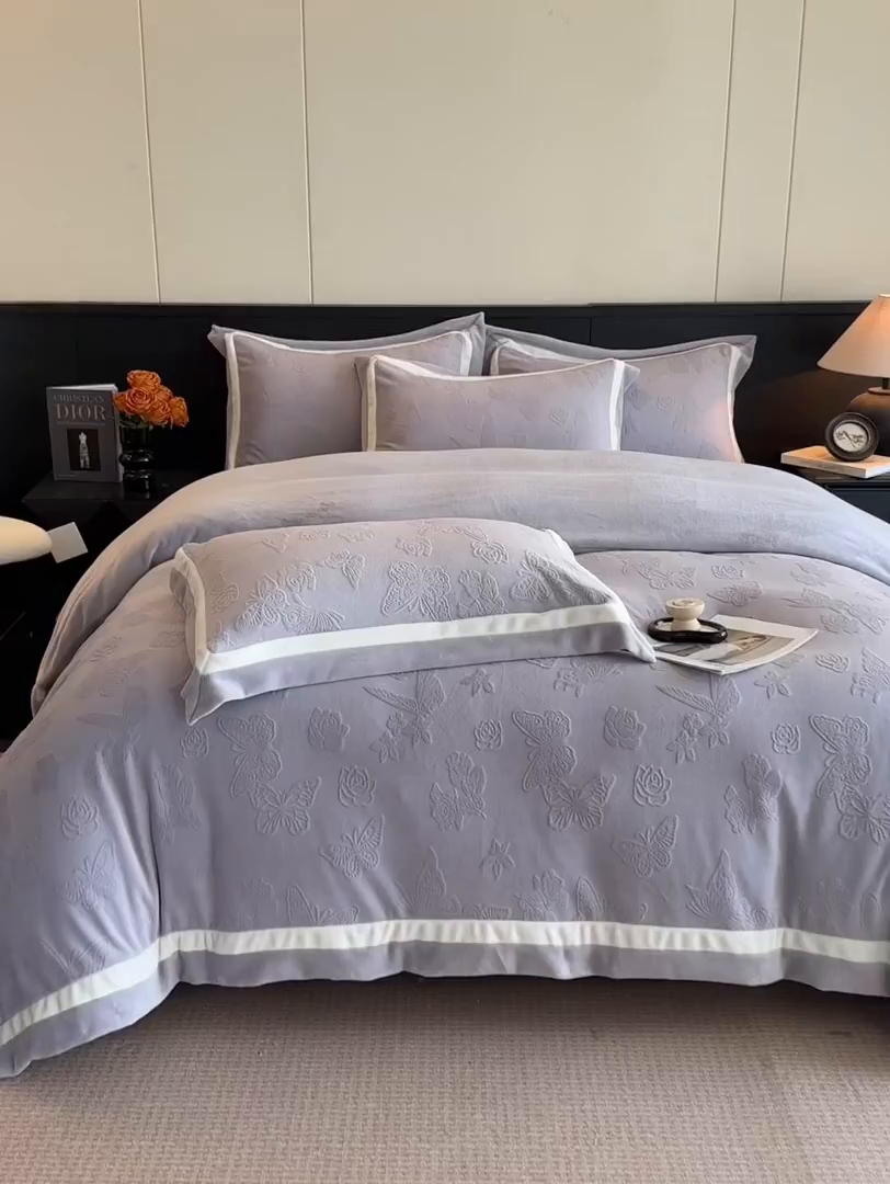 91家纺网 家纺一手货源 找家纺 绘萱家居 2025新品热款高密消光双拼边雕花牛奶绒四件套拼角纯色 漫花蝶舞-灰紫