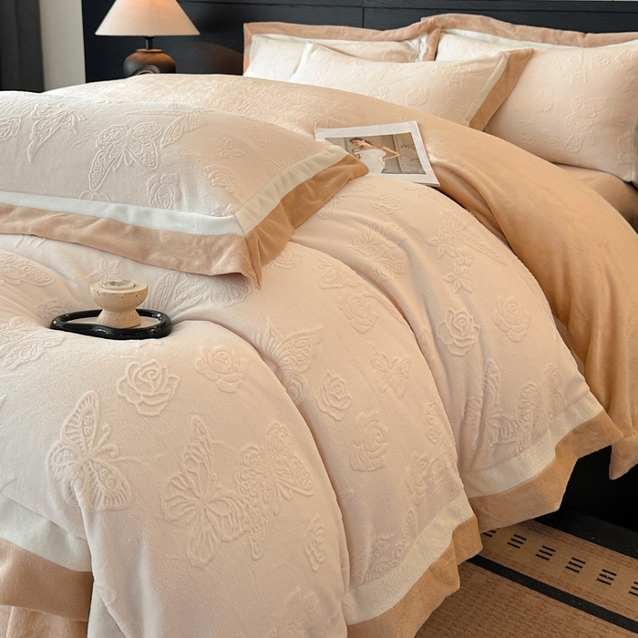 绘萱家居 2025新品热款高密消光双拼边雕花牛奶绒四件套拼角纯色 漫花蝶舞-白卡其