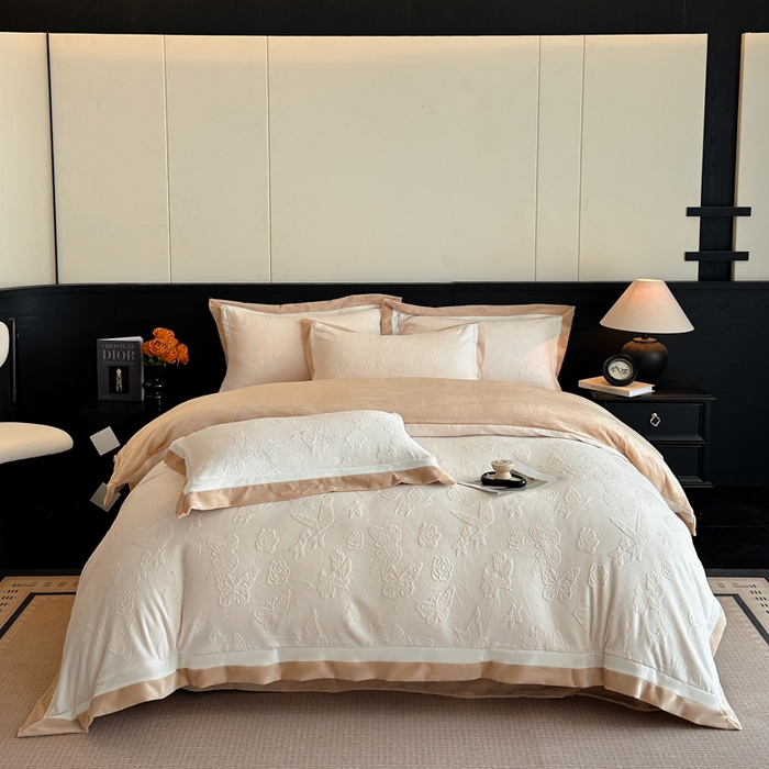 91家纺网 家纺一手货源 找家纺 绘萱家居 2025新品热款高密消光双拼边雕花牛奶绒四件套拼角纯色 漫花蝶舞-白卡其