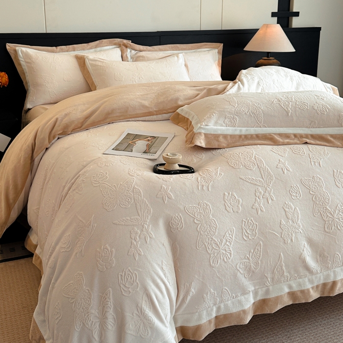 91家纺网 家纺一手货源 找家纺 绘萱家居 2025新品热款高密消光双拼边雕花牛奶绒四件套拼角纯色 漫花蝶舞-白卡其