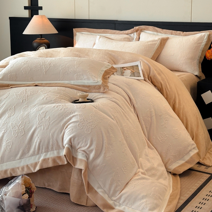 91家纺网 家纺一手货源 找家纺 绘萱家居 2025新品热款高密消光双拼边雕花牛奶绒四件套拼角纯色 漫花蝶舞-白卡其