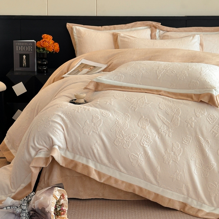 91家纺网 家纺一手货源 找家纺 绘萱家居 2025新品热款高密消光双拼边雕花牛奶绒四件套拼角纯色 漫花蝶舞-白卡其