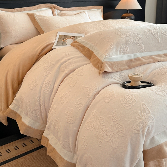 91家纺网 家纺一手货源 找家纺 绘萱家居 2025新品热款高密消光双拼边雕花牛奶绒四件套拼角纯色 漫花蝶舞-白卡其