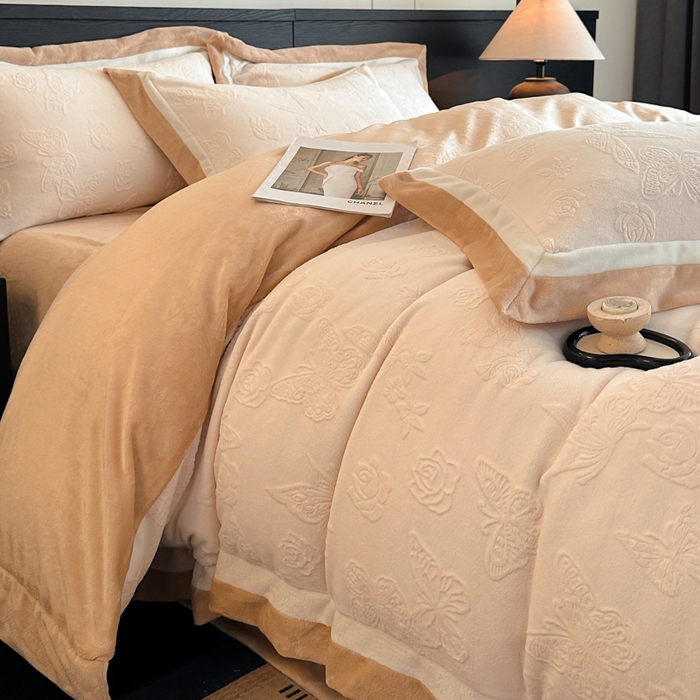 91家纺网 家纺一手货源 找家纺 绘萱家居 2025新品热款高密消光双拼边雕花牛奶绒四件套拼角纯色 漫花蝶舞-白卡其