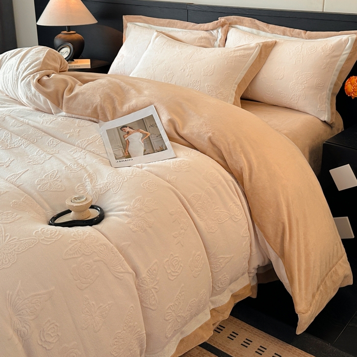 91家纺网 家纺一手货源 找家纺 绘萱家居 2025新品热款高密消光双拼边雕花牛奶绒四件套拼角纯色 漫花蝶舞-白卡其