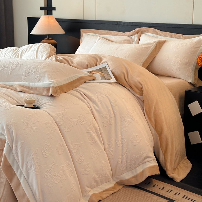 91家纺网 家纺一手货源 找家纺 绘萱家居 2025新品热款高密消光双拼边雕花牛奶绒四件套拼角纯色 漫花蝶舞-白卡其