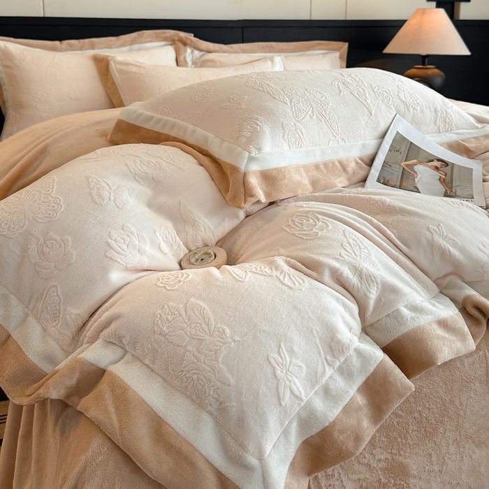 91家纺网 家纺一手货源 找家纺 绘萱家居 2025新品热款高密消光双拼边雕花牛奶绒四件套拼角纯色 漫花蝶舞-白卡其