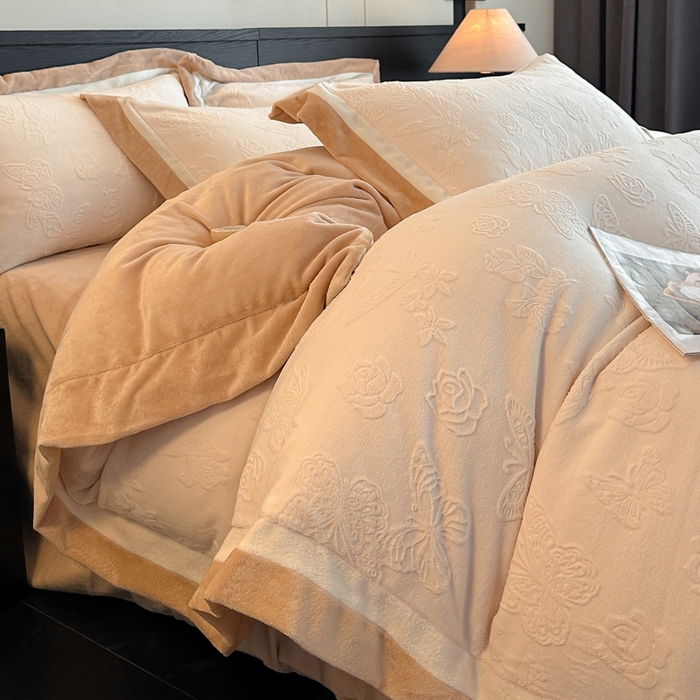 91家纺网 家纺一手货源 找家纺 绘萱家居 2025新品热款高密消光双拼边雕花牛奶绒四件套拼角纯色 漫花蝶舞-白卡其