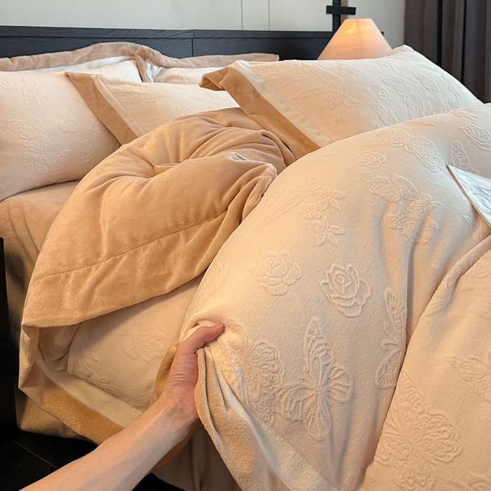 91家纺网 家纺一手货源 找家纺 绘萱家居 2025新品热款高密消光双拼边雕花牛奶绒四件套拼角纯色 漫花蝶舞-白卡其