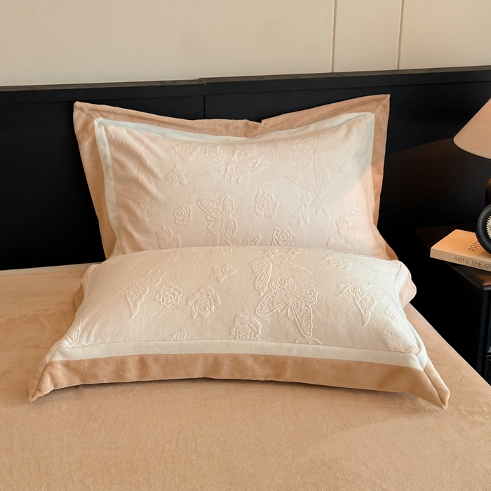 91家纺网 家纺一手货源 找家纺 绘萱家居 2025新品热款高密消光双拼边雕花牛奶绒四件套拼角纯色 漫花蝶舞-白卡其