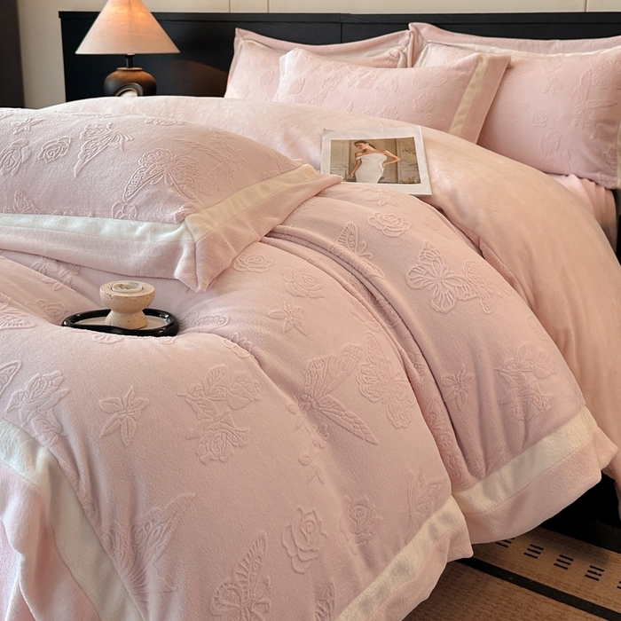 绘萱家居 2025新品热款高密消光双拼边雕花牛奶绒四件套拼角纯色 漫花蝶舞-粉