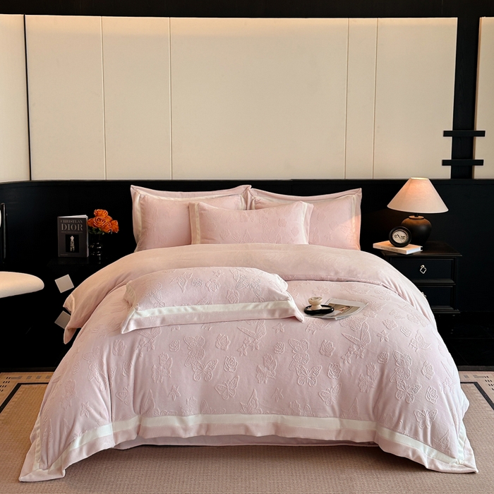 91家纺网 家纺一手货源 找家纺 绘萱家居 2025新品热款高密消光双拼边雕花牛奶绒四件套拼角纯色 漫花蝶舞-粉