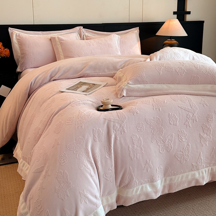 91家纺网 家纺一手货源 找家纺 绘萱家居 2025新品热款高密消光双拼边雕花牛奶绒四件套拼角纯色 漫花蝶舞-粉