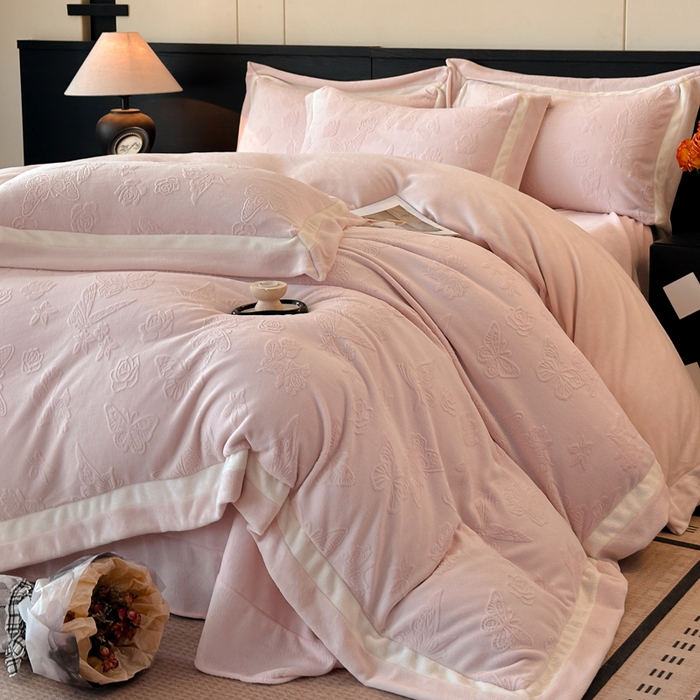 91家纺网 家纺一手货源 找家纺 绘萱家居 2025新品热款高密消光双拼边雕花牛奶绒四件套拼角纯色 漫花蝶舞-粉