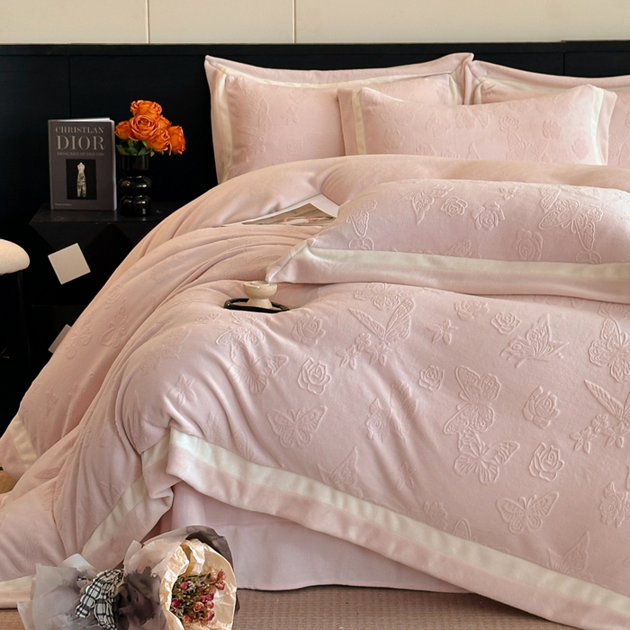 91家纺网 家纺一手货源 找家纺 绘萱家居 2025新品热款高密消光双拼边雕花牛奶绒四件套拼角纯色 漫花蝶舞-粉