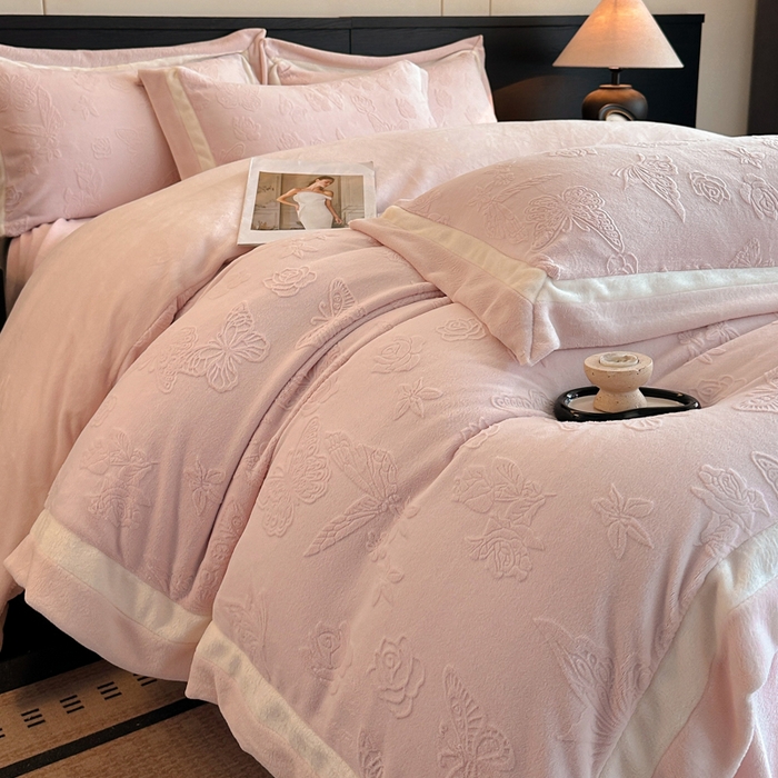 91家纺网 家纺一手货源 找家纺 绘萱家居 2025新品热款高密消光双拼边雕花牛奶绒四件套拼角纯色 漫花蝶舞-粉