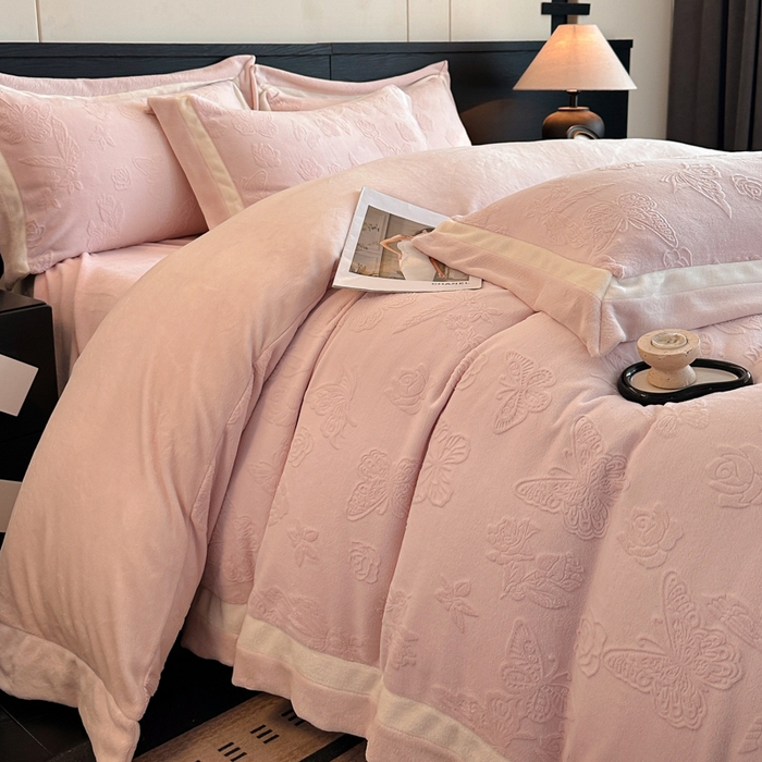 91家纺网 家纺一手货源 找家纺 绘萱家居 2025新品热款高密消光双拼边雕花牛奶绒四件套拼角纯色 漫花蝶舞-粉