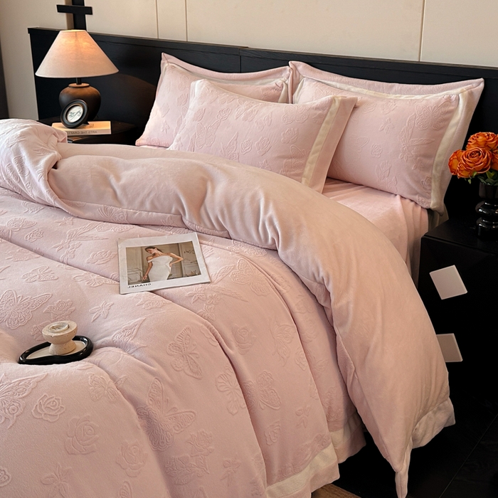 91家纺网 家纺一手货源 找家纺 绘萱家居 2025新品热款高密消光双拼边雕花牛奶绒四件套拼角纯色 漫花蝶舞-粉