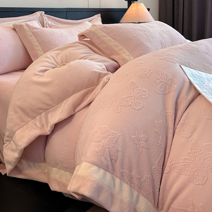 91家纺网 家纺一手货源 找家纺 绘萱家居 2025新品热款高密消光双拼边雕花牛奶绒四件套拼角纯色 漫花蝶舞-粉