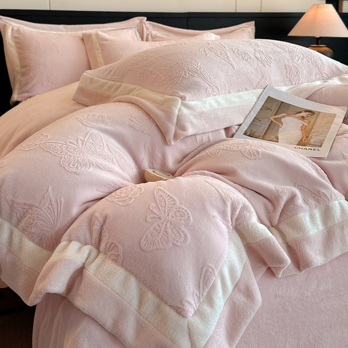 91家纺网 家纺一手货源 找家纺 绘萱家居 2025新品热款高密消光双拼边雕花牛奶绒四件套拼角纯色 漫花蝶舞-粉