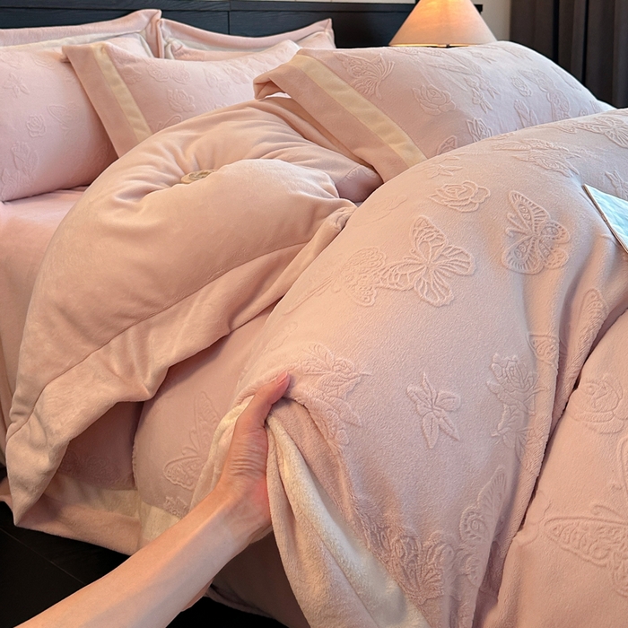 91家纺网 家纺一手货源 找家纺 绘萱家居 2025新品热款高密消光双拼边雕花牛奶绒四件套拼角纯色 漫花蝶舞-粉