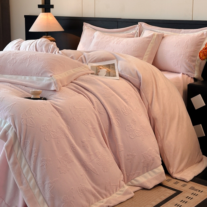 91家纺网 家纺一手货源 找家纺 绘萱家居 2025新品热款高密消光双拼边雕花牛奶绒四件套拼角纯色 漫花蝶舞-粉