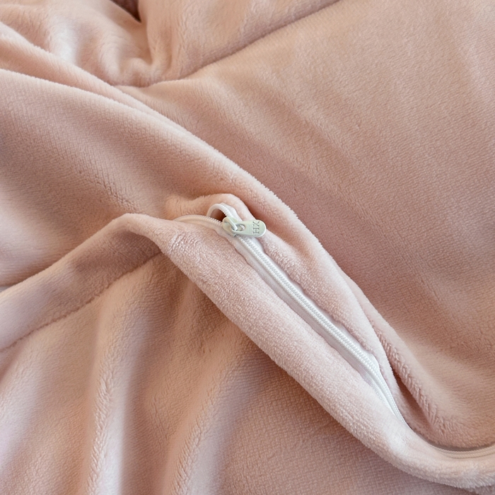 91家纺网 家纺一手货源 找家纺 绘萱家居 2025新品热款高密消光双拼边雕花牛奶绒四件套拼角纯色 漫花蝶舞-粉