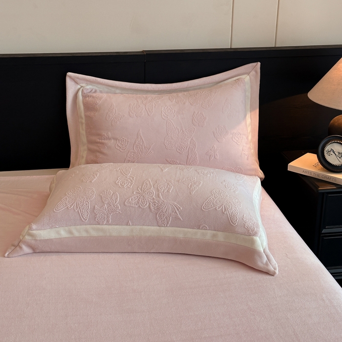 91家纺网 家纺一手货源 找家纺 绘萱家居 2025新品热款高密消光双拼边雕花牛奶绒四件套拼角纯色 漫花蝶舞-粉