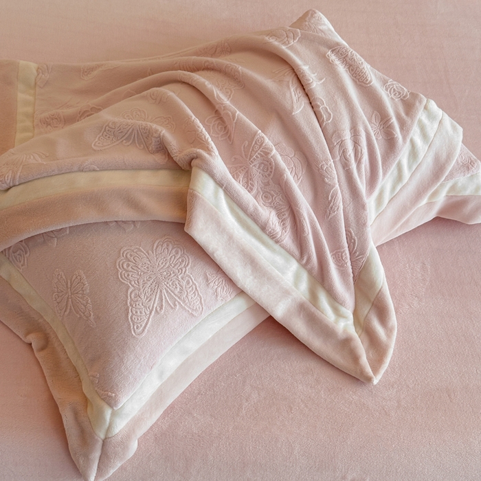 91家纺网 家纺一手货源 找家纺 绘萱家居 2025新品热款高密消光双拼边雕花牛奶绒四件套拼角纯色 漫花蝶舞-粉