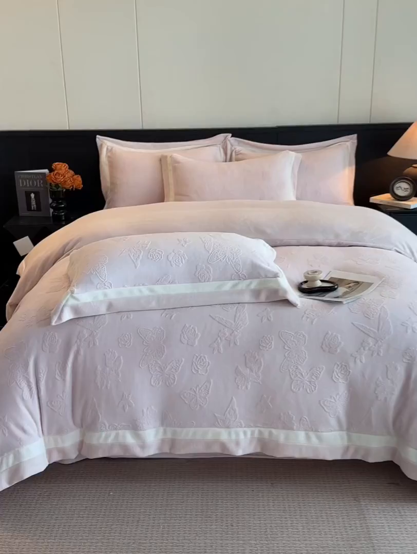 91家纺网 家纺一手货源 找家纺 绘萱家居 2025新品热款高密消光双拼边雕花牛奶绒四件套拼角纯色 漫花蝶舞-粉