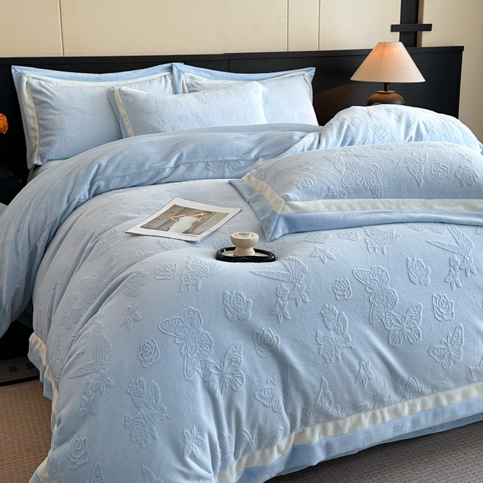 91家纺网 家纺一手货源 找家纺 绘萱家居 2025新品热款高密消光双拼边雕花牛奶绒四件套拼角纯色 漫花蝶舞-兰