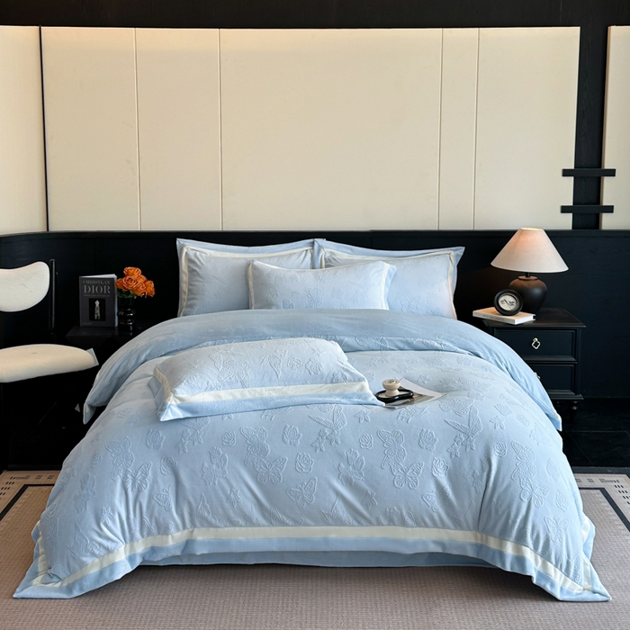 91家纺网 家纺一手货源 找家纺 绘萱家居 2025新品热款高密消光双拼边雕花牛奶绒四件套拼角纯色 漫花蝶舞-兰