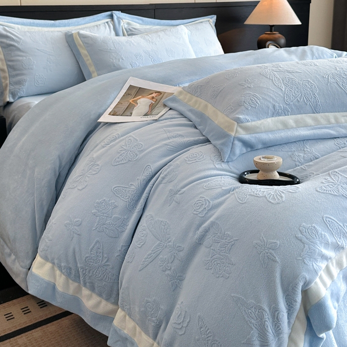 91家纺网 家纺一手货源 找家纺 绘萱家居 2025新品热款高密消光双拼边雕花牛奶绒四件套拼角纯色 漫花蝶舞-兰