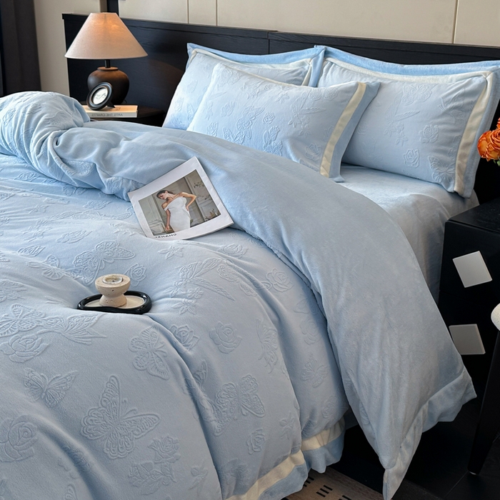 91家纺网 家纺一手货源 找家纺 绘萱家居 2025新品热款高密消光双拼边雕花牛奶绒四件套拼角纯色 漫花蝶舞-兰