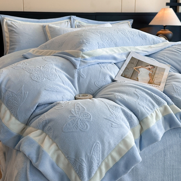 91家纺网 家纺一手货源 找家纺 绘萱家居 2025新品热款高密消光双拼边雕花牛奶绒四件套拼角纯色 漫花蝶舞-兰