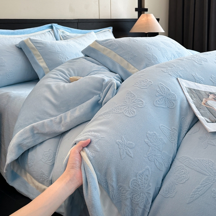 91家纺网 家纺一手货源 找家纺 绘萱家居 2025新品热款高密消光双拼边雕花牛奶绒四件套拼角纯色 漫花蝶舞-兰