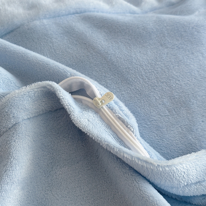 91家纺网 家纺一手货源 找家纺 绘萱家居 2025新品热款高密消光双拼边雕花牛奶绒四件套拼角纯色 漫花蝶舞-兰