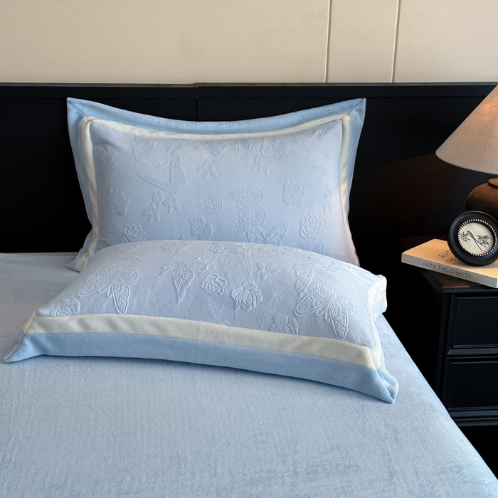 91家纺网 家纺一手货源 找家纺 绘萱家居 2025新品热款高密消光双拼边雕花牛奶绒四件套拼角纯色 漫花蝶舞-兰