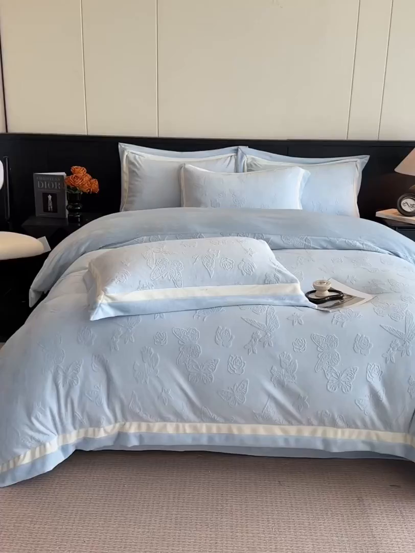 91家纺网 家纺一手货源 找家纺 绘萱家居 2025新品热款高密消光双拼边雕花牛奶绒四件套拼角纯色 漫花蝶舞-兰