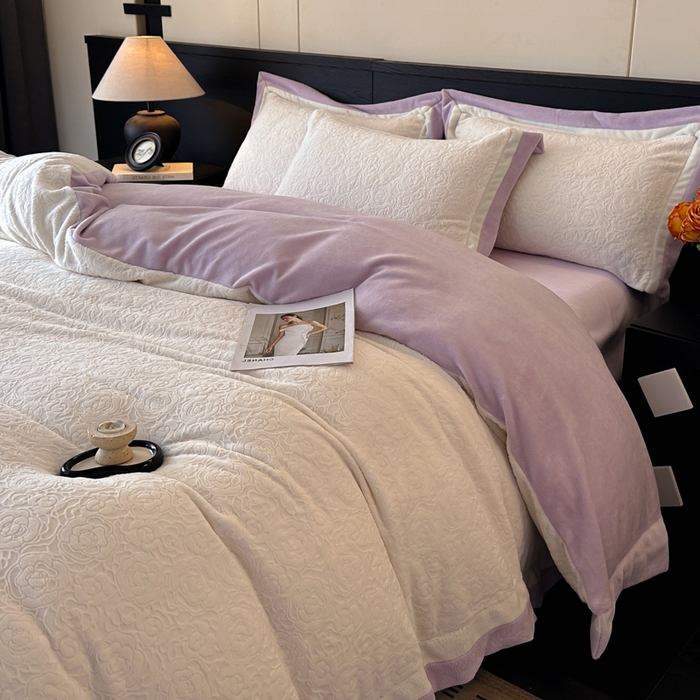 91家纺网 家纺一手货源 找家纺 绘萱家居 2025新品热款高密消光双拼边雕花牛奶绒四件套拼角纯色 艾米丽-白紫